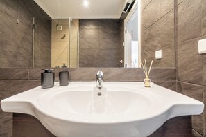 Dusche, Haartrockner, HandtĂŒcher, Seife