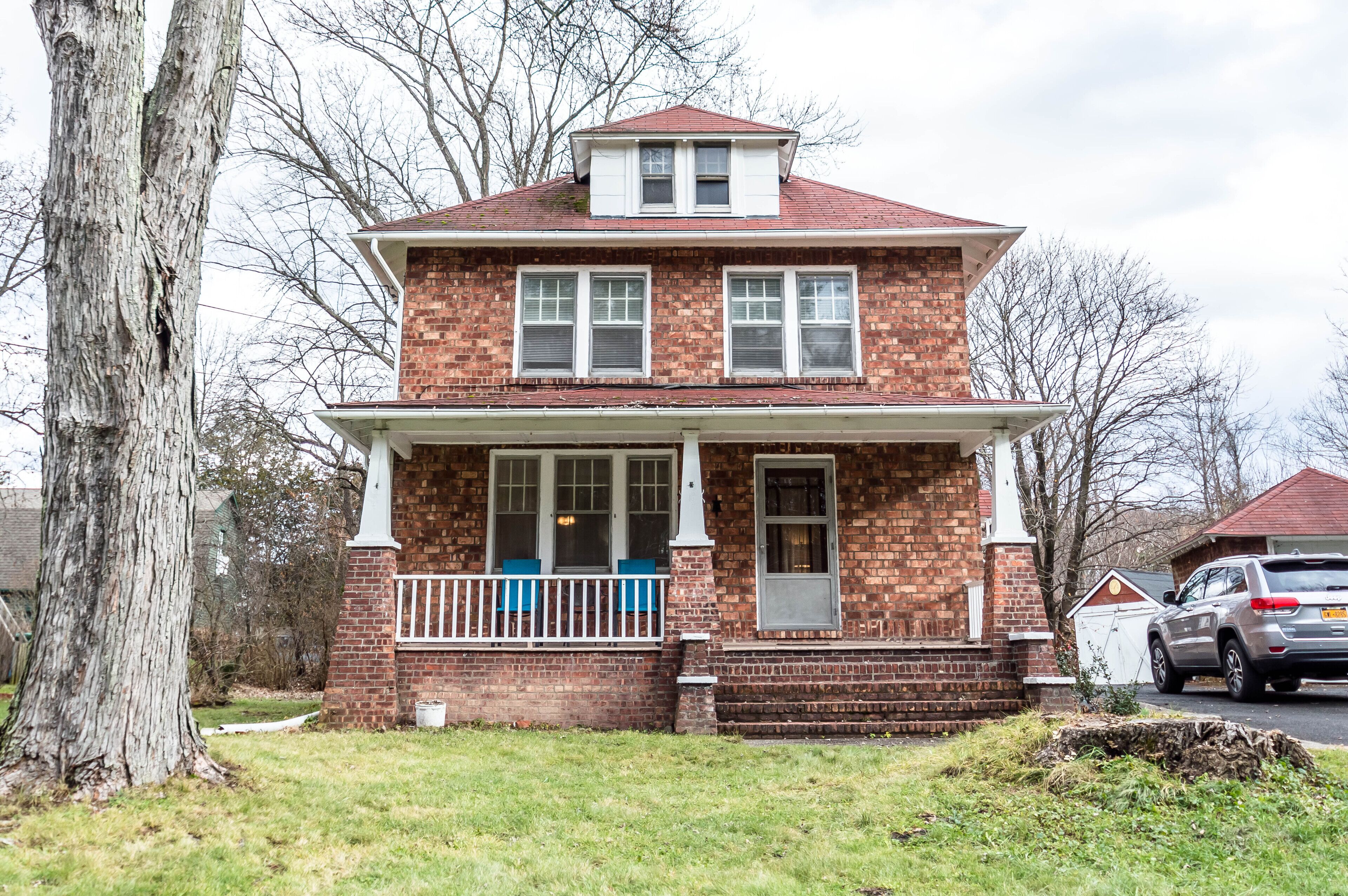 Charming 3 bedroom, 2 bathroom home in Saugerties recently renovated 