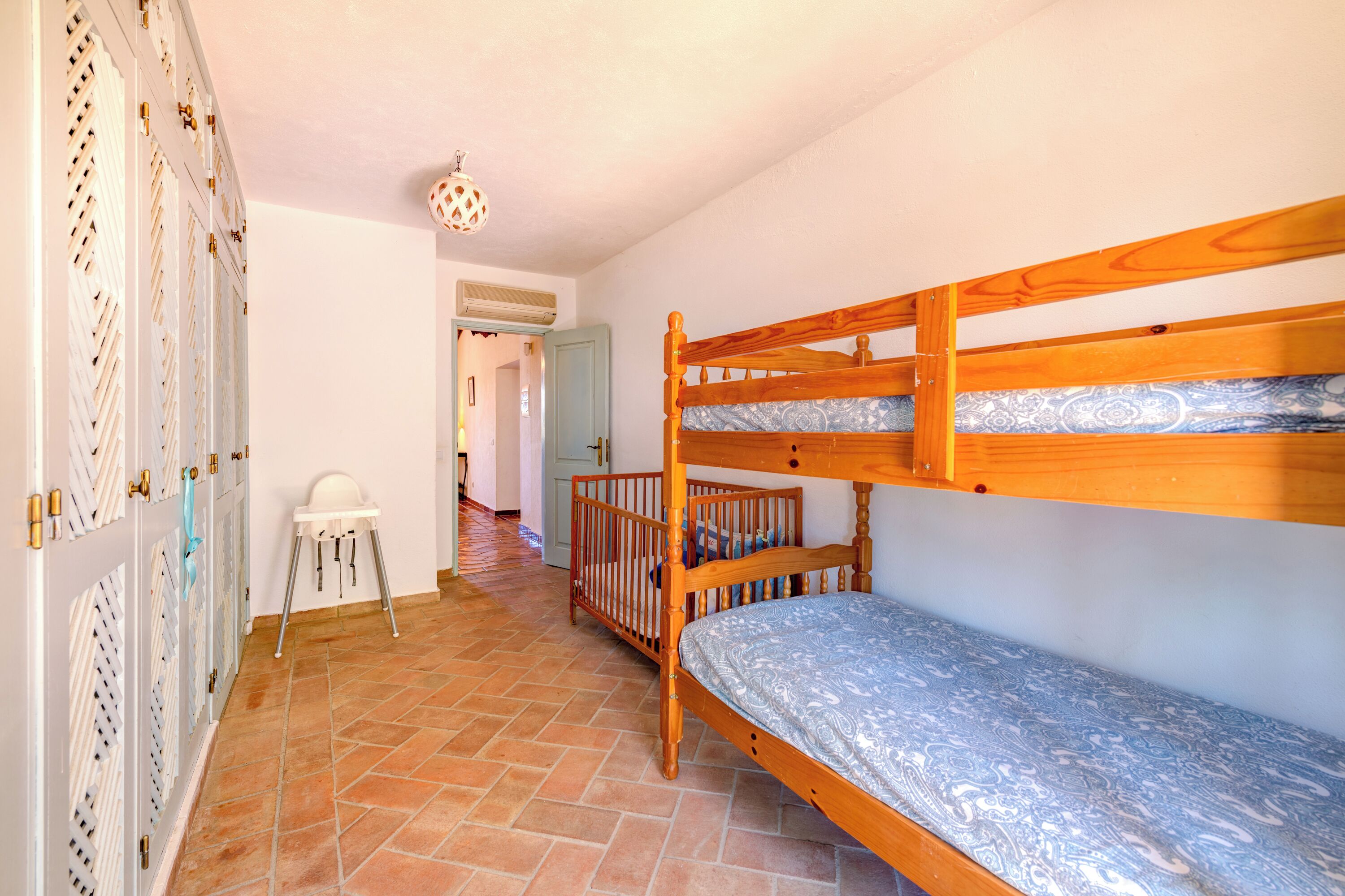 5 bedrooms, iron/ironing board, WiFi, bed sheets