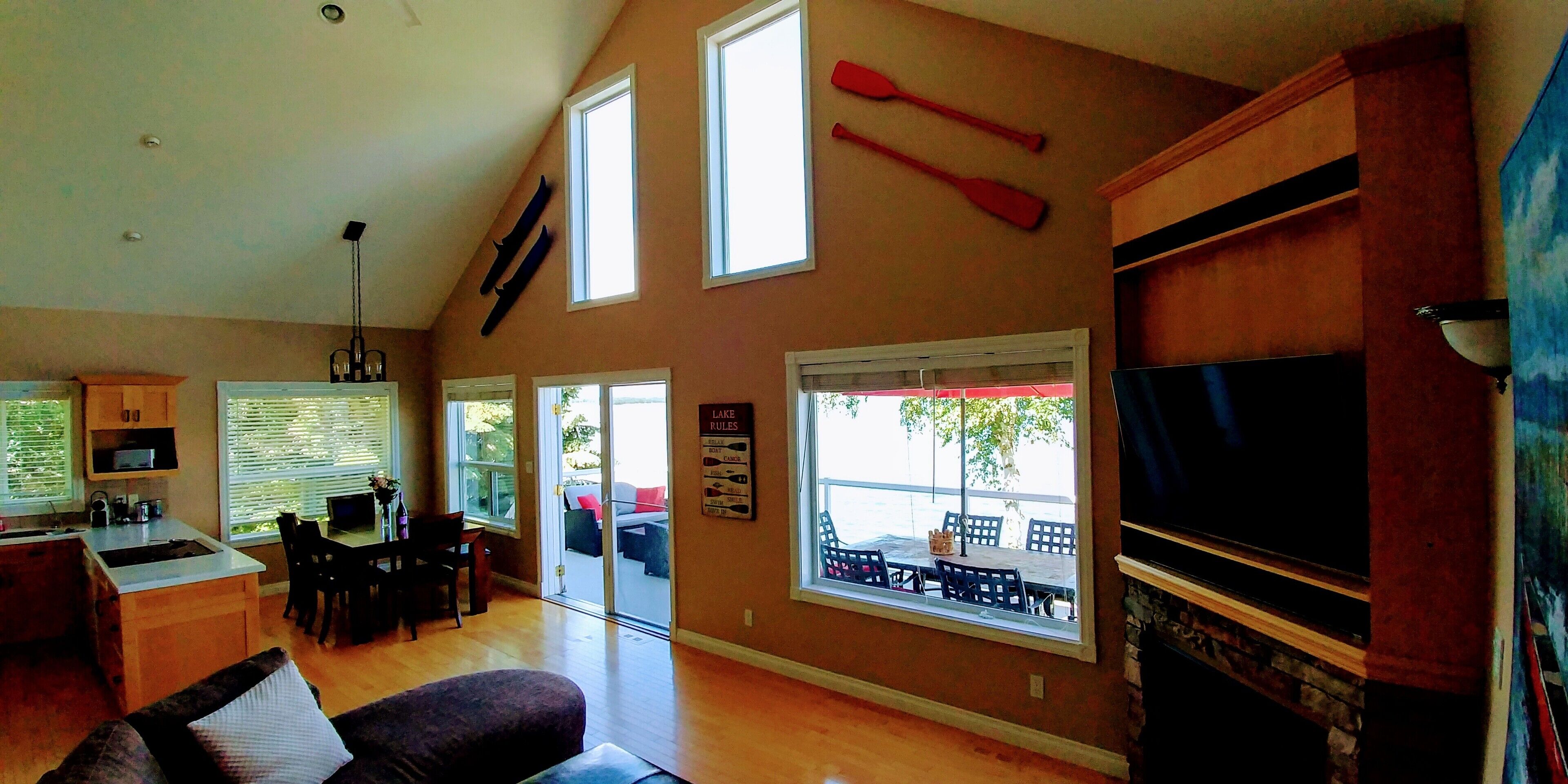 Pigeon Lake Direct Lakefront home . Hot tub, Starlink, firepit. 