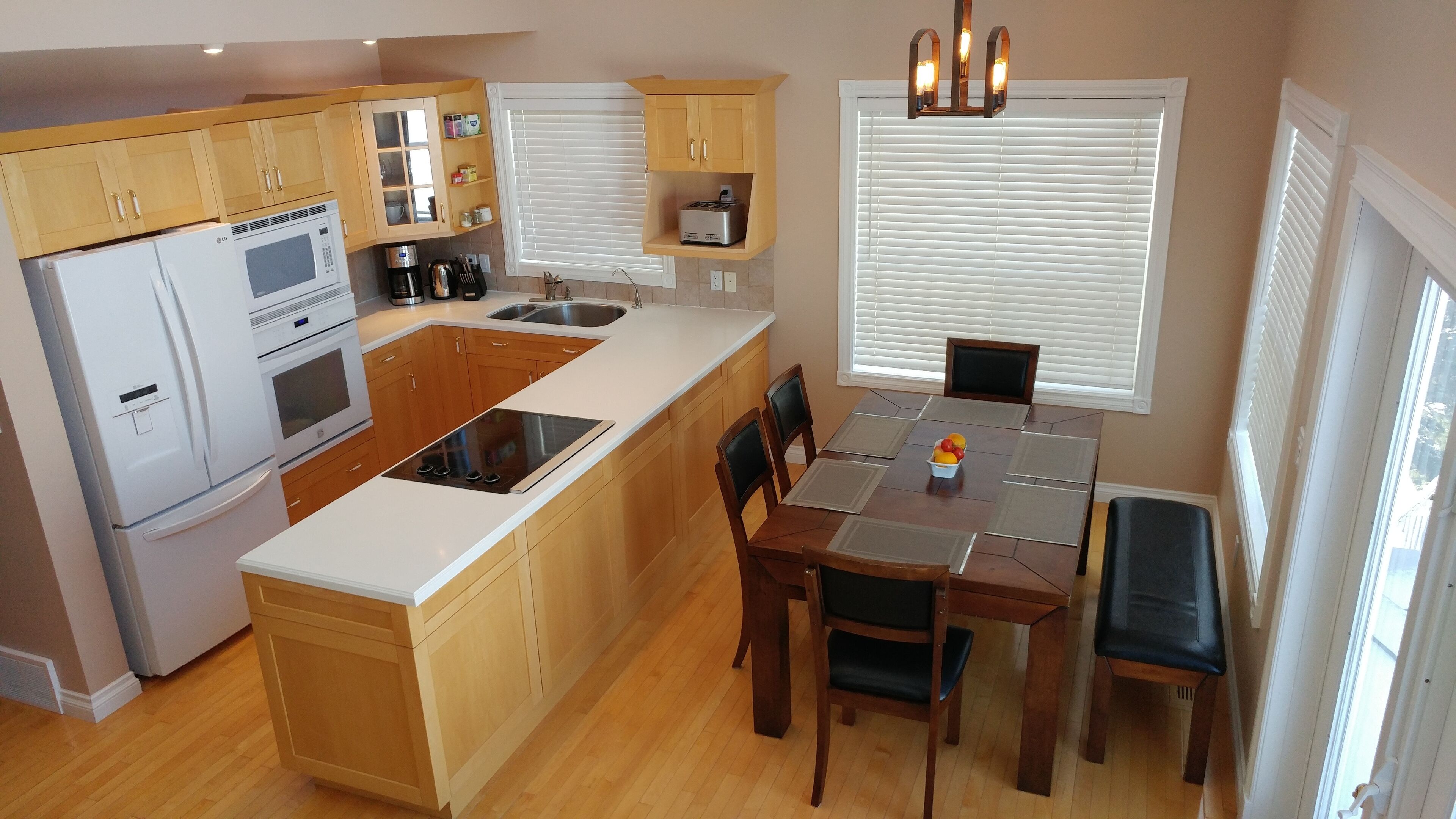 Pigeon Lake Direct Lakefront home . Hot tub, Starlink, firepit. 