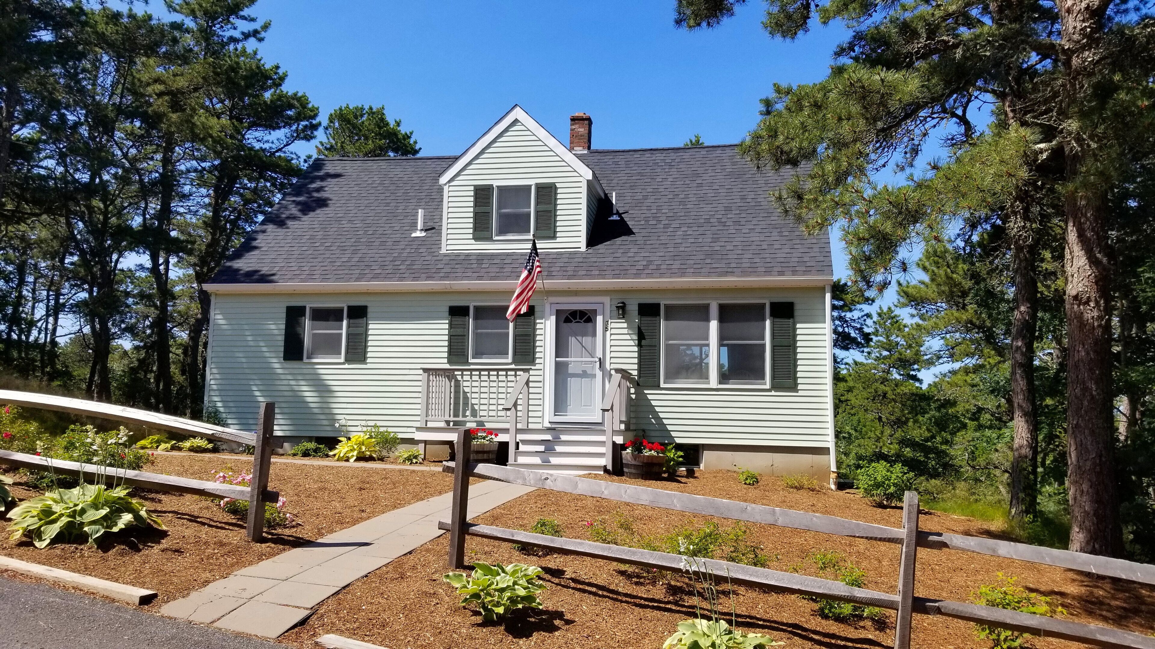 Spacious & Bright 3BD--A/C, Deck, Walk to Wellfleet Center & Mayo Beach