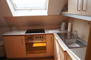 Frigorifero, forno, piano cottura, bollitore elettrico