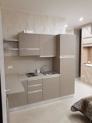 Deluxe Apartment, 1 Bedroom | Private kitchen