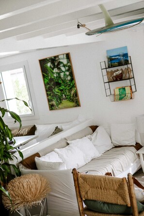 Smart-TV, Kamin, Bücher