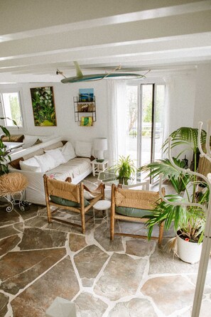 Een smart-tv, een open haard en boeken