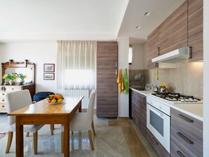 Kühlschrank, Ofen, Wasserkocher mit Kaffee-/Teezubehör, Wasserkocher