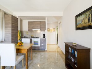 Frigorifero, forno, macchina per tè/caffè, bollitore elettrico