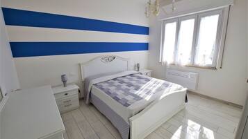 2 habitaciones y tabla de planchar con plancha