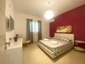 3 camere, una scrivania, ferro/asse da stiro, Wi-Fi gratuito