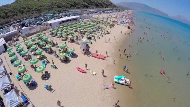 A beach with numerous umbrellas and people. - Holiday home with garden near Balestrate Beach (balestrate)