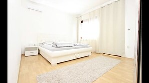 3 bedrooms, iron/ironing board, free WiFi, bed sheets