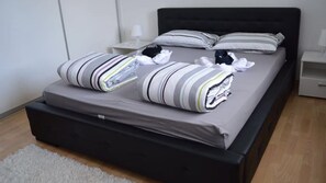 4 dormitoris, planxa i posts de planxar, wifi gratuïta i roba de llit 