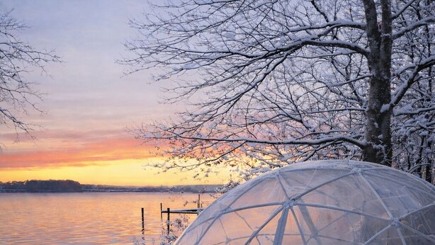 A snow-covered dome structure with a bench and a basket, overlooking a body of water during sunset. - Lovely Waterfront Suite near Portsmouth (Dover)
