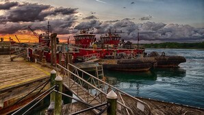 A pier with boats and a cloudy sky. - Lovely Waterfront Suite near Portsmouth (Dover)