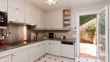 Fridge, cookware/dishes/utensils