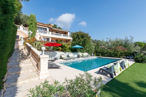 Beautiful villa with heated pool and panoramic sea view