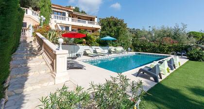 Beautiful villa with heated pool and panoramic sea view