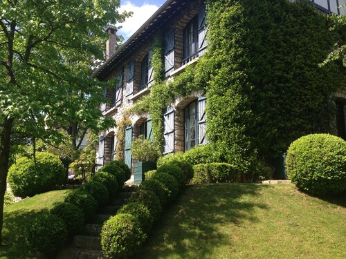 CHARMING PROPERTY WITH HEATED SWIMMING POOL NEAR PARIS