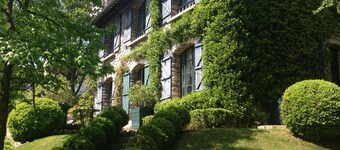 CHARMING PROPERTY WITH HEATED SWIMMING POOL NEAR PARIS