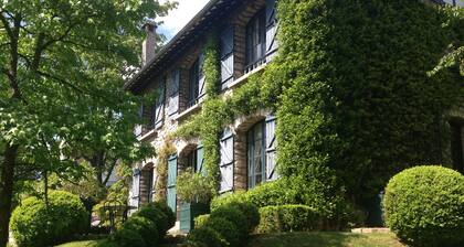 CHARMING PROPERTY WITH HEATED SWIMMING POOL NEAR PARIS