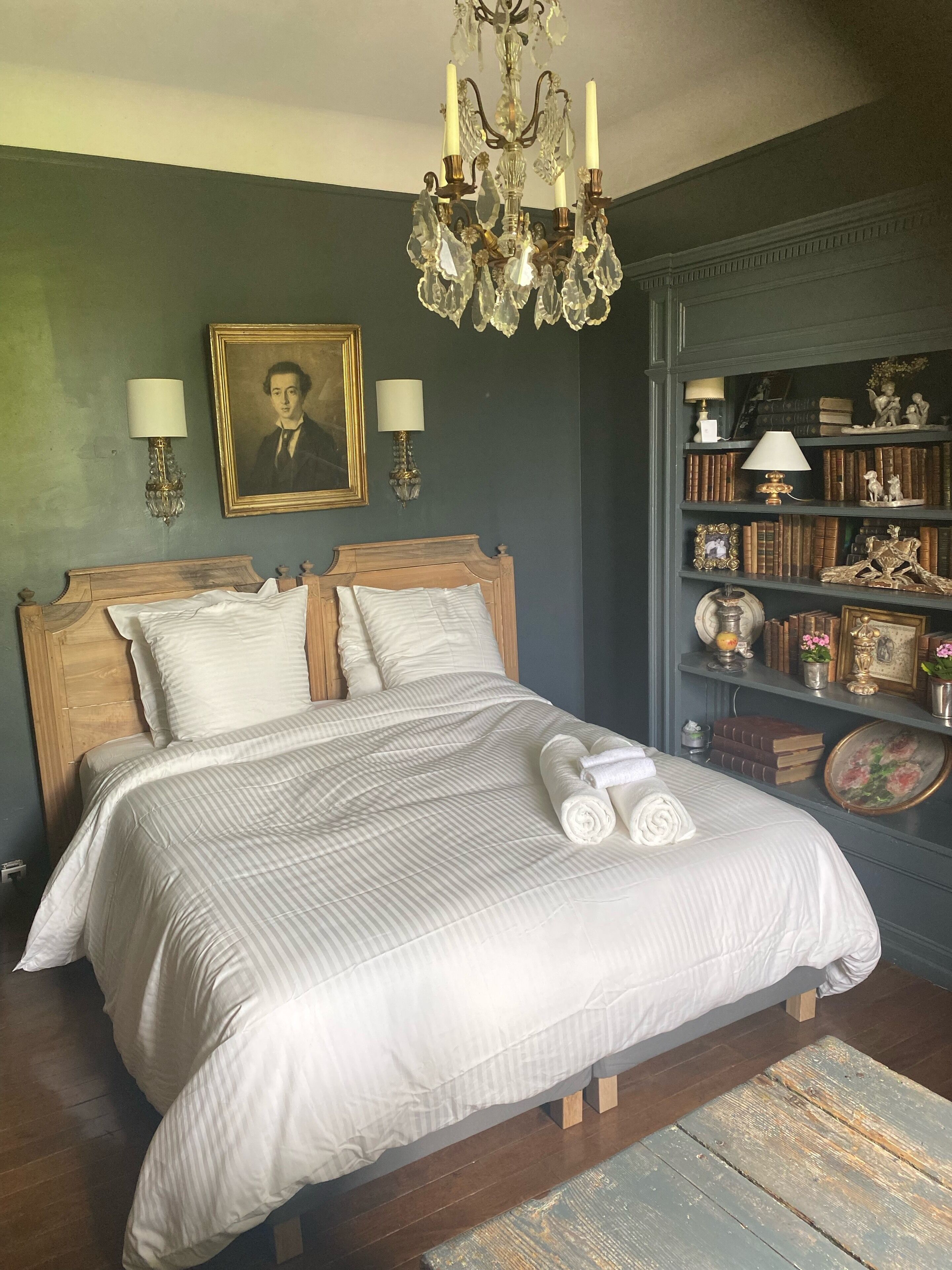 4 bedrooms, desk, iron/ironing board, WiFi