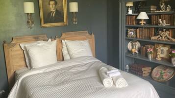 4 bedrooms, desk, iron/ironing board, WiFi