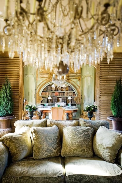 CHARMING PROPERTY WITH HEATED SWIMMING POOL NEAR PARIS