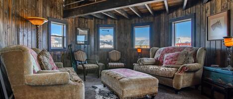 スマートテレビ、暖炉、DVD プレーヤー、テーブルサッカー台