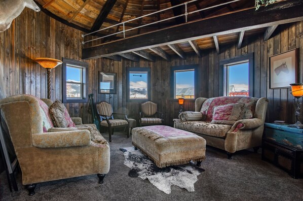 Smart TV, fireplace, DVD player, foosball - Kenosha Pass Ranch --Home Base for Adventures--perfect for groups and families! (Jefferson)