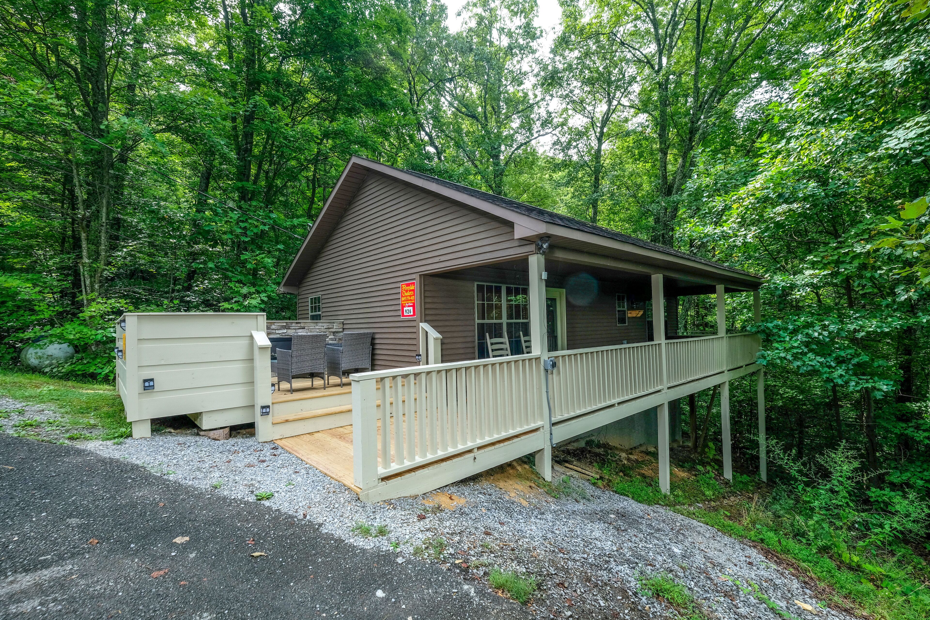 Pigeon Forge Secluded One Bedroom Cabin Rental-Mountain View