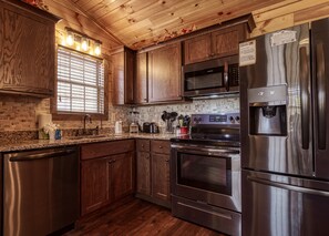 Fridge, microwave, oven, stovetop - Pigeon Forge Secluded One Bedroom Cabin Rental-Mountain View (Pigeon Forge)