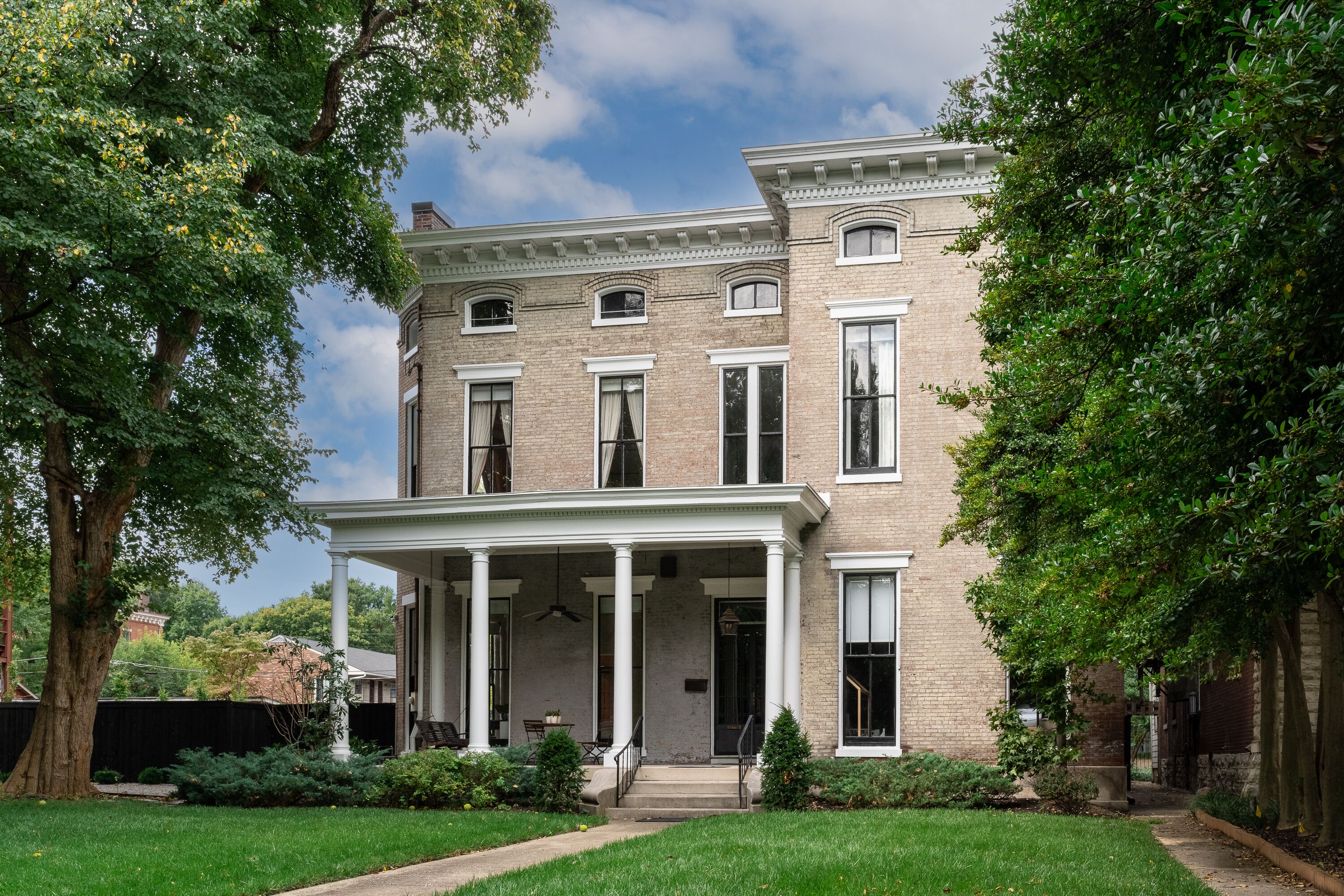 Renovated historic home on Millionaires row, 5 minutes to The Kentucky Derby