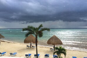 在海滩、沙滩椅、沙滩毛巾