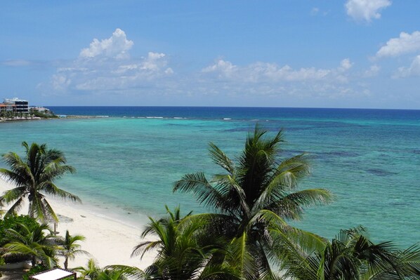 On the beach, sun loungers, beach towels - Akumal Paradise Private Studio - WiFi, Air Conditioning (Akumal, Riviera Maya)