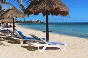 På stranden, solstolar och strandhanddukar