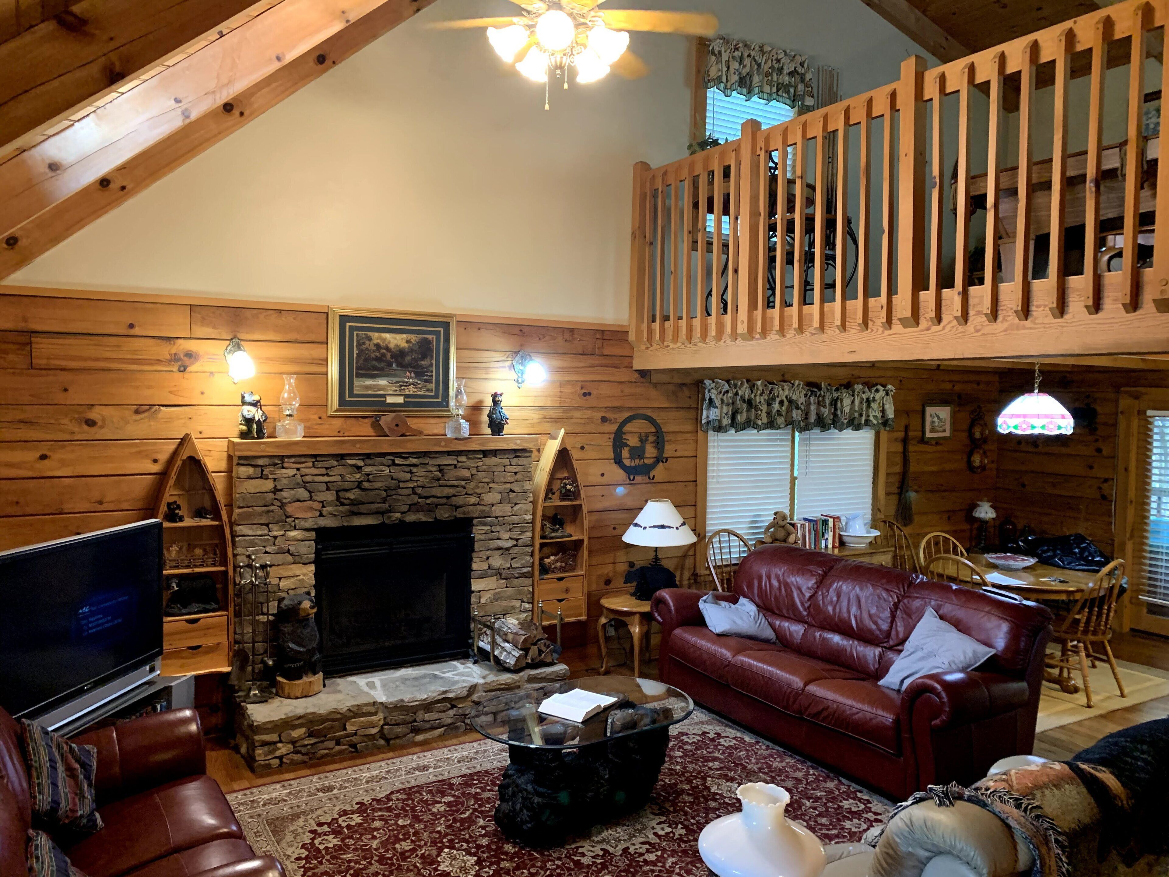 Mountain Cabin retreat, quiet setting, private community WIFI 
Sleeps 6