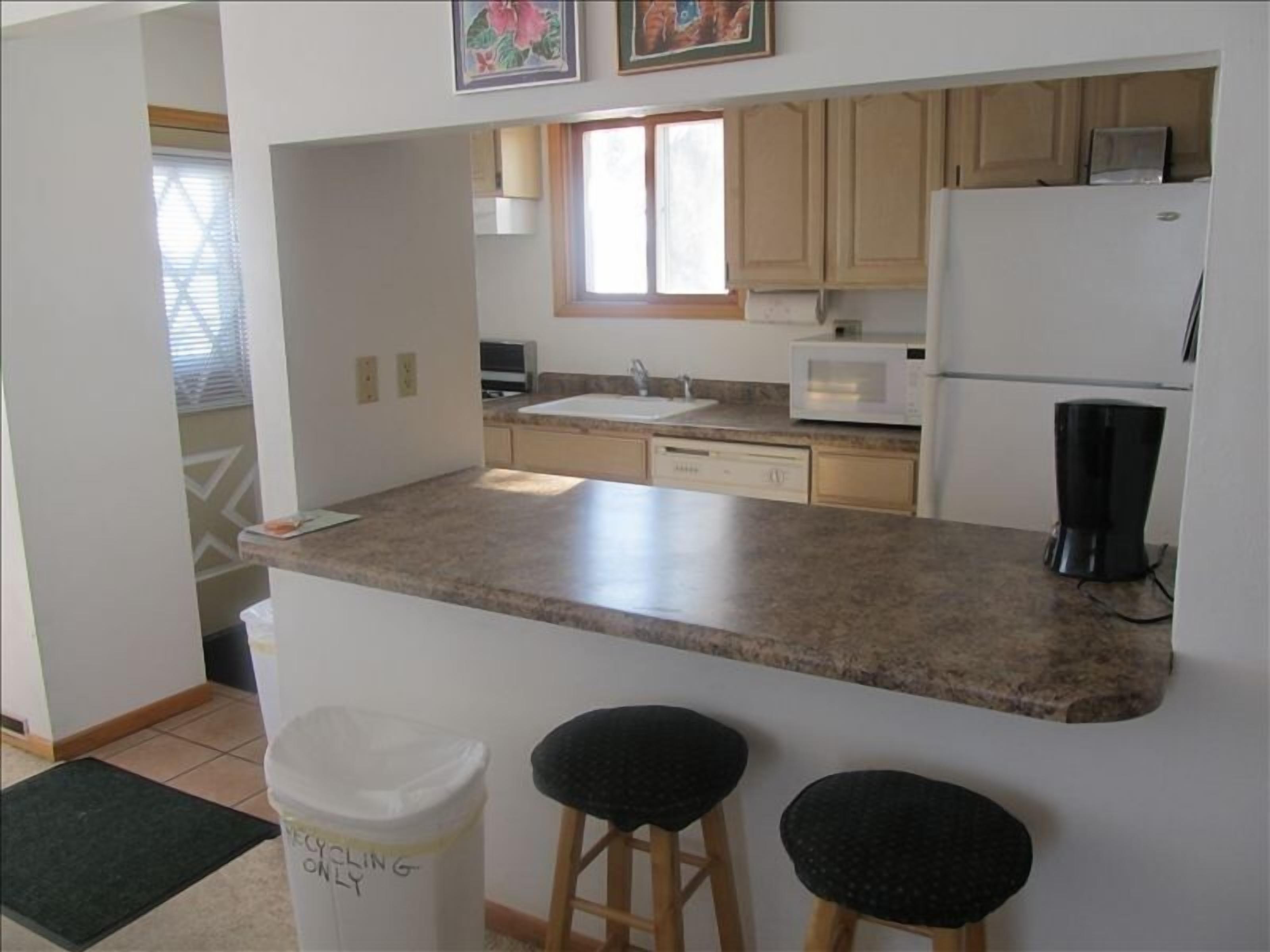 Madison 3 BR Cottage on 3000 acre Lake. Kayaks & Pontoon