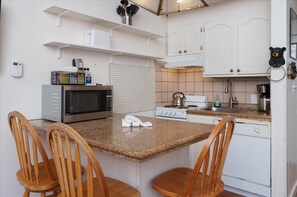 Fridge, microwave, oven, stovetop - (B210) Loft Condominiums (Yosemite National Park)