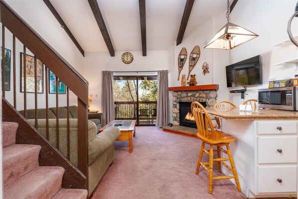 Televisie, een open haard en een dvd-speler