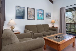 Una televisión, una chimenea