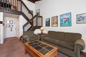 Televisie, een open haard en een dvd-speler