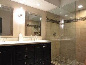 Shower, hair dryer, towels - 644 Arapahoe 2 bedroom (Indian Wells)
