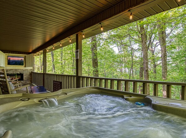 Outdoor spa tub - Secluded Chalet Access to Stocked Fishing Pond-Close to Pigeon Forge-Dog Friendly (Pigeon Forge)