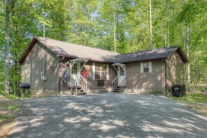 Exterior - Secluded Chalet Access to Stocked Fishing Pond-Close to Pigeon Forge-Dog Friendly (Pigeon Forge)