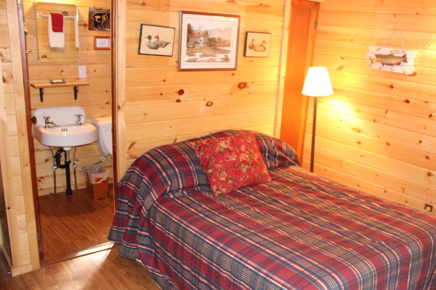 Cozy pet friendly cabin for two - 3 miles from Saranac Lake - access to lake