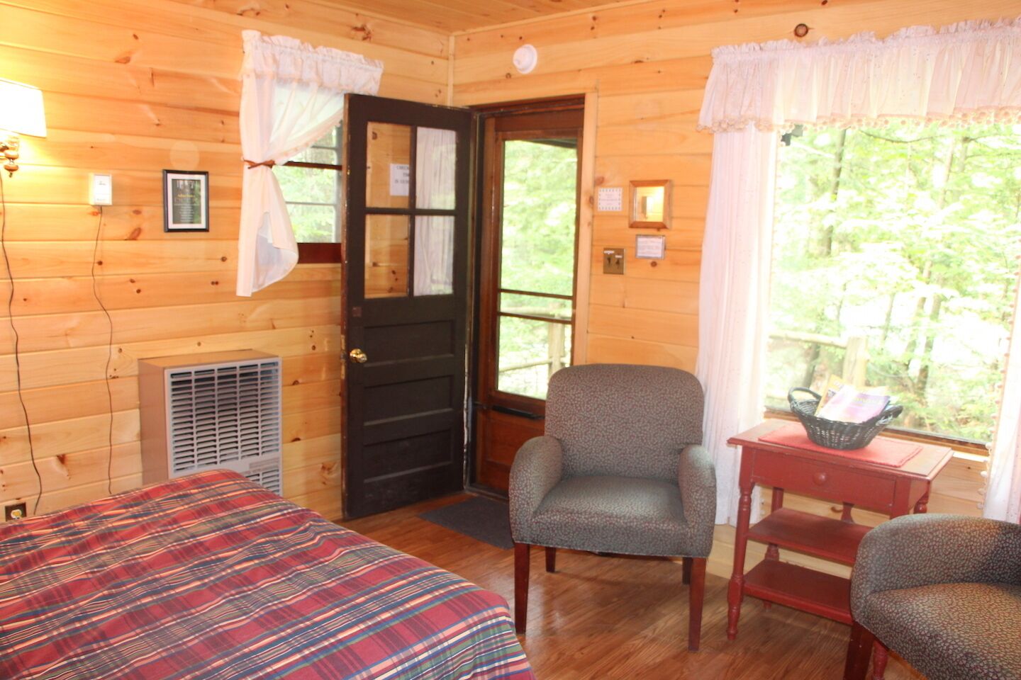 Cozy pet friendly cabin for two - 3 miles from Saranac Lake - access to lake