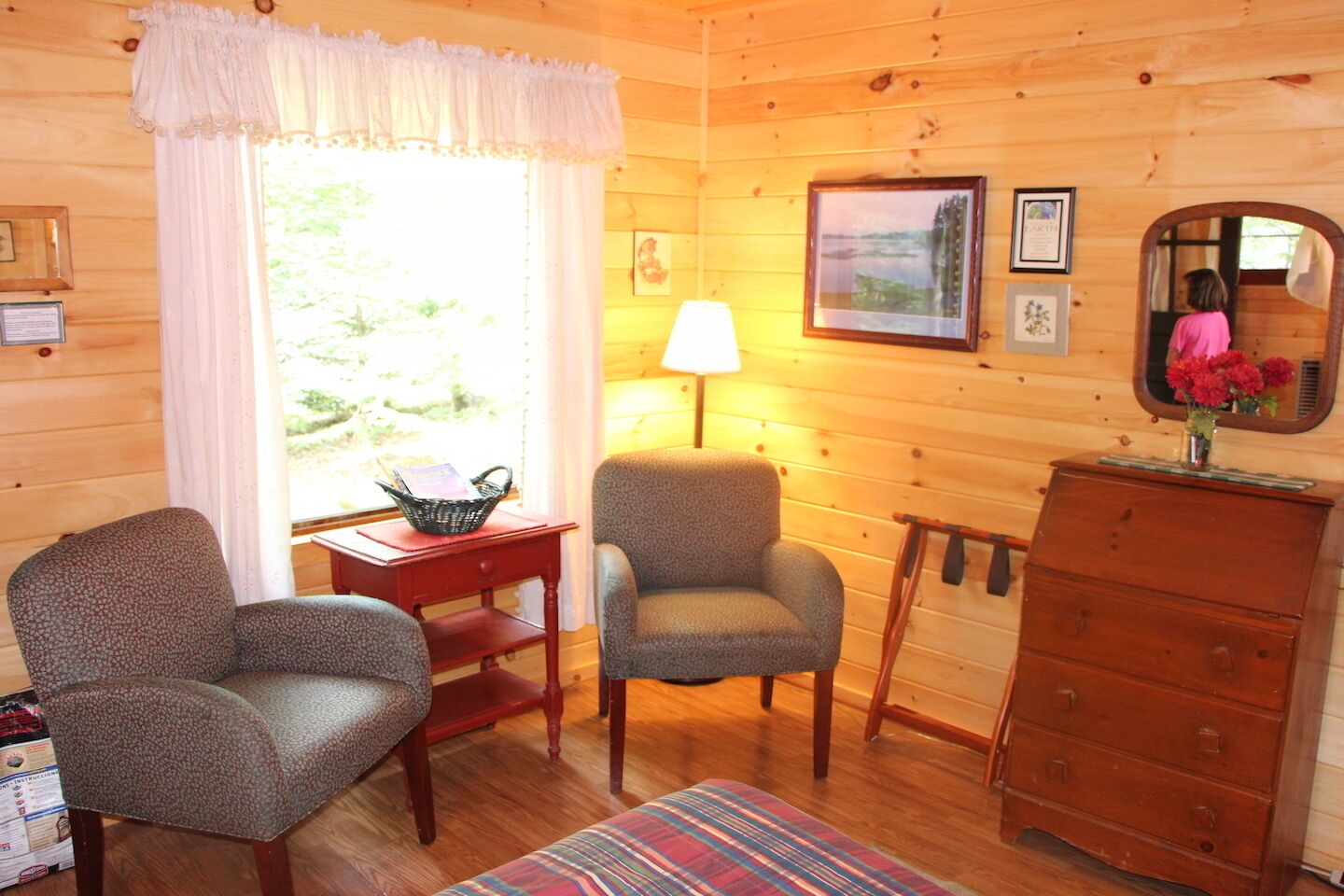 Cozy pet friendly cabin for two - 3 miles from Saranac Lake - access to lake