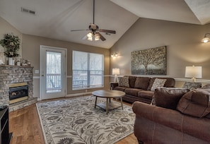 Flatskjerm-TV og peis