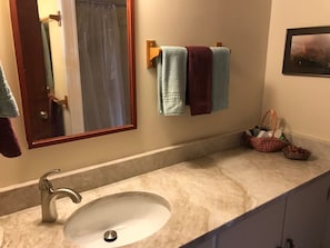 Dusche, Haartrockner, Handtücher, Seife